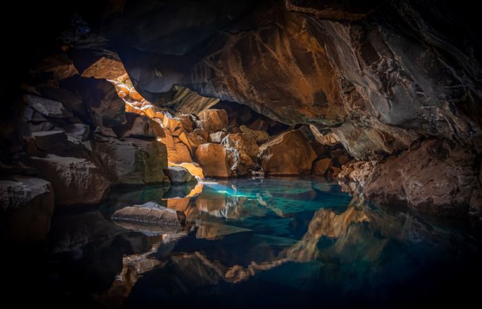 Explorez les fascinantes grottes de Stiffe