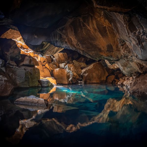 Explorez les fascinantes grottes de Stiffe
